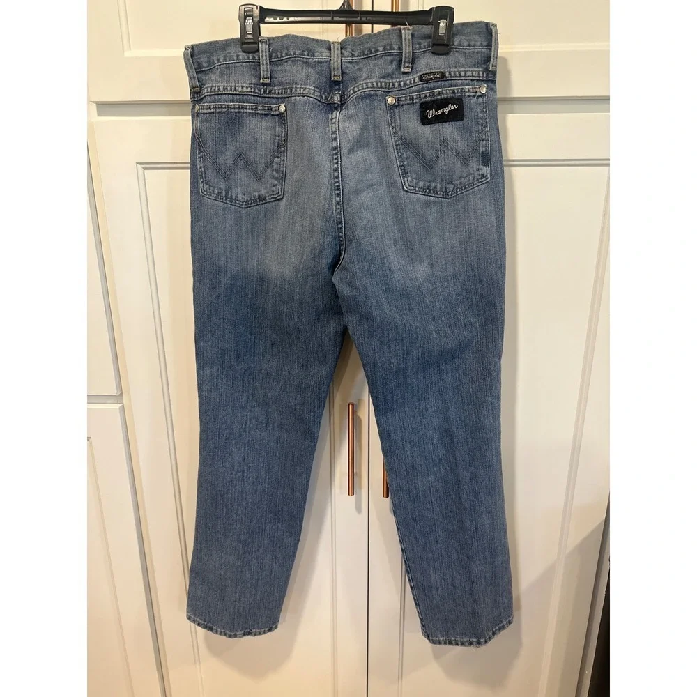Wrangler Men's Blue Denim Jeans Size 38x32 Classic Fit Straight Leg western
